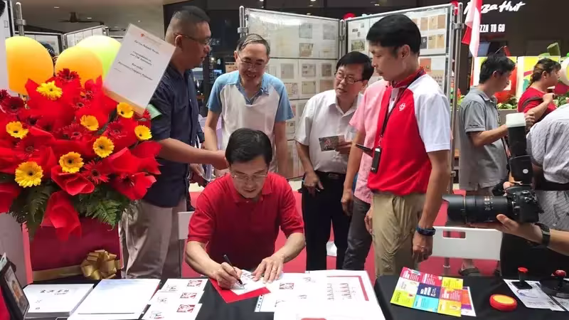 MINISTER OF FINANCE VISITS OUR BOOTH AT OUR TAMPINES HUB